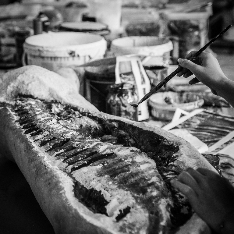 Fotografia z wystawy „SIŁA WIELU RĄK. Mistrzynie i mistrzowie rzemiosła teatralnego na fotografiach Marty Ankiersztejn”
