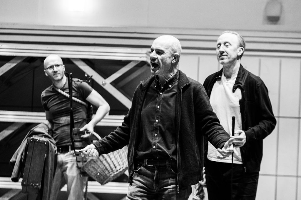Próby CZEKAJĄC NA GODOTA Samuela Becketta: Bartłomiej Bobrowski (Lucky), Piotr Cieplak – reżyser, Cezary Kosiński (Pozzo) . Fot. Marta Ankiersztejn