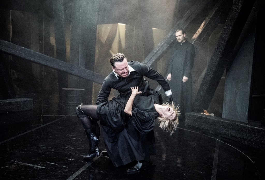 Adam Szczyszczaj (Egzorcysta), Małgorzata Kożuchowska (Joanna), Karol Pocheć (Suryn). Fot. Magda Hueckel Adam Szczyszczaj (Egzorcysta), Małgorzata Kożuchowska (Joanna), Karol Pocheć (Suryn). Fot. Magda Hueckel