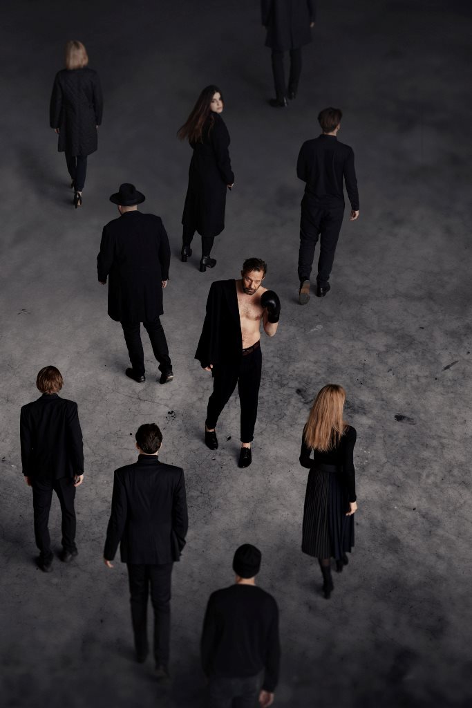 Zdjęcie promocyjne przestawienia MIZANTROP Molière’a w reż. Jana Englerta . Centralnie: Justyna Kowalska, Grzegorz Małecki. Fot. Maciej Landsberg, koncepcja: Elipsy