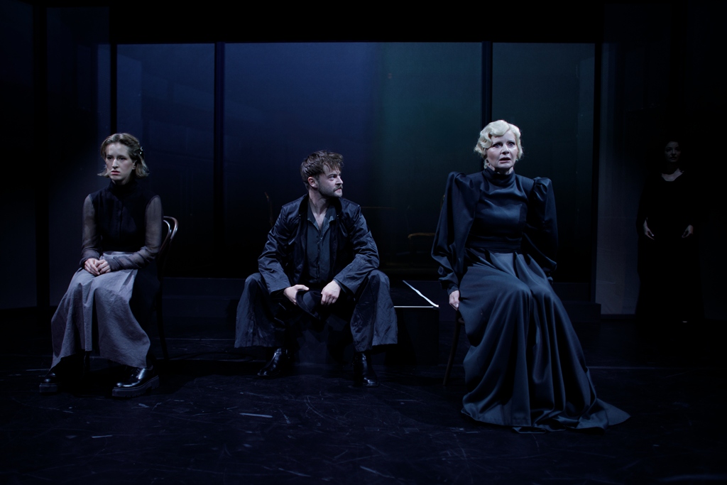 Hanna Wojtóściszyn (Hanka), Kamil Mrożek (Zbyszko Dulski), Małgorzata Kożuchowska (Pani Dulska). Fot. Tobiasz Papuczys Hanna Wojtóściszyn (Hanka), Kamil Mrożek (Zbyszko Dulski), Małgorzata Kożuchowska (Pani Dulska). Fot. Tobiasz Papuczys
