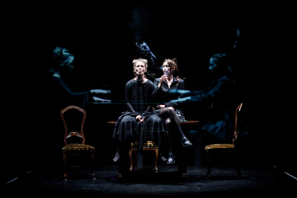 Michalina Łabacz (Mela Dulska), Paulina Szostak (Hesia Dulska). Fot. Tobiasz Papuczys Michalina Łabacz (Mela Dulska), Paulina Szostak (Hesia Dulska). Fot. Tobiasz Papuczys